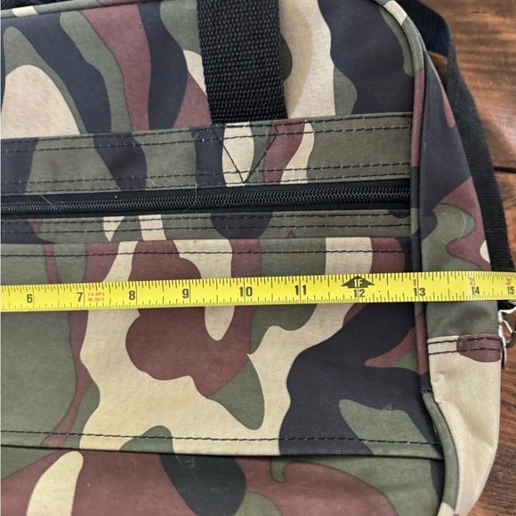 Rockland Camo travel bag. 3 zippered pockets flap to slide on luggage handle - Picture 9 of 12